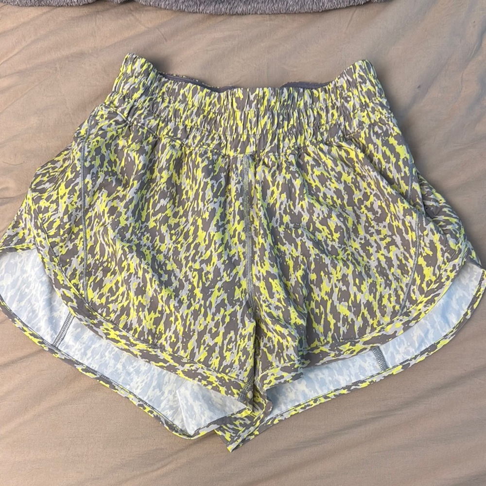 Lululemon track that 3” size 4